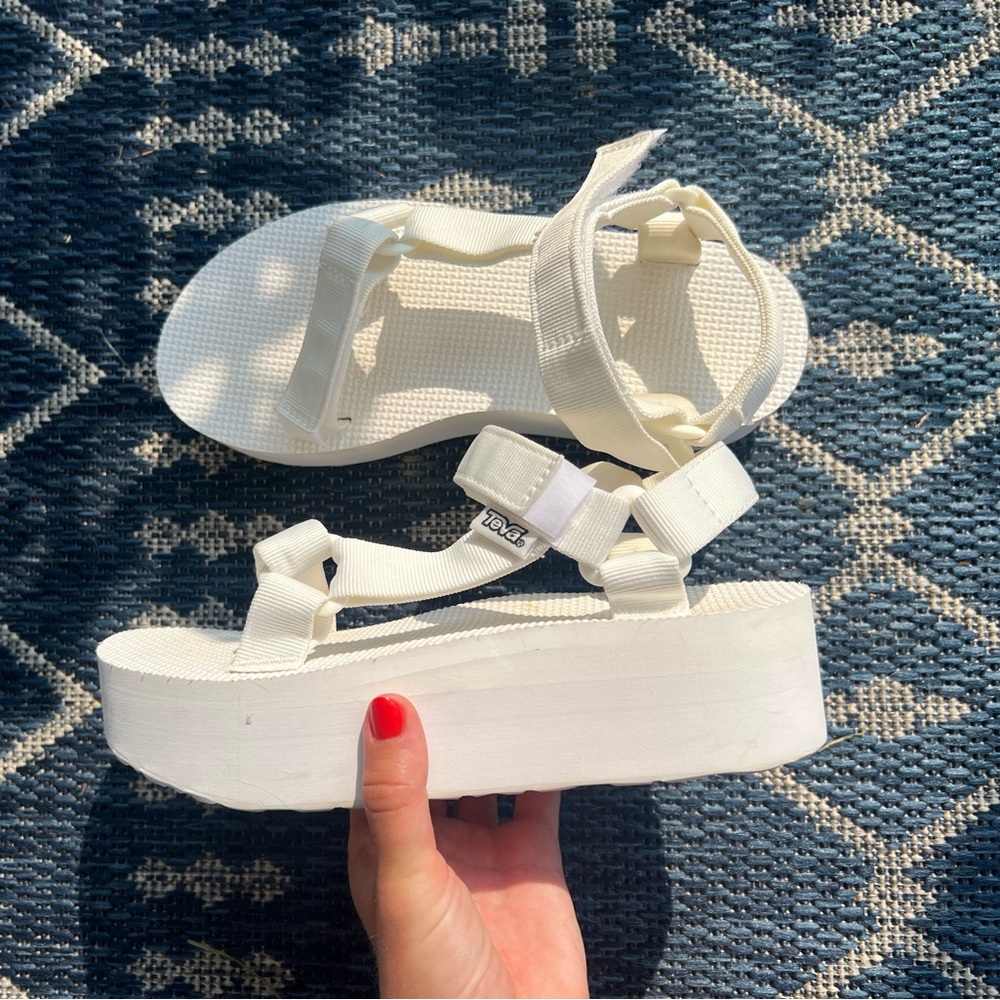 Women’s flatform Teva sandals